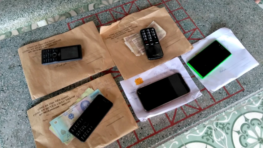 Phá ổ đá gà ăn tiền bắt 5 con bạc ở Châu Thành, Tiền Giang ảnh 2