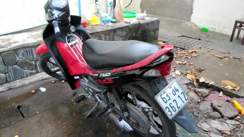 Đi trên đường tối, một người bị cướp xe máy ảnh 2