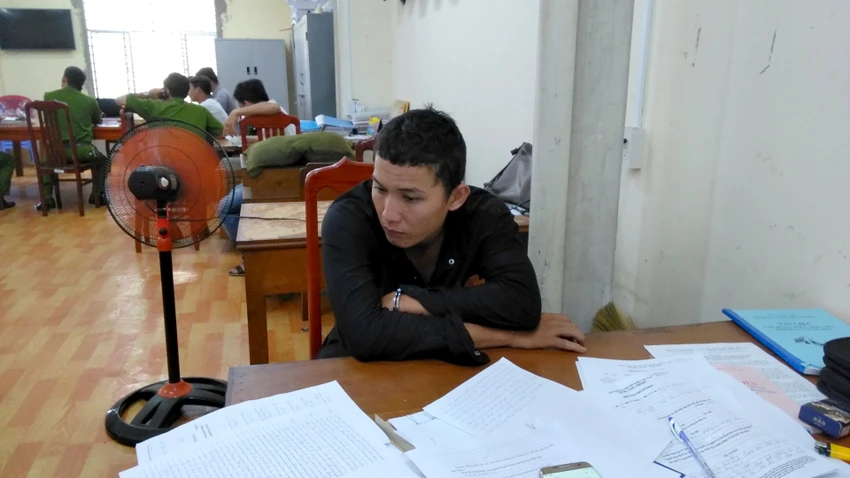 Đi trên đường tối, một người bị cướp xe máy ảnh 1