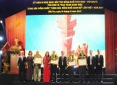 Tôn vinh 8 'Công dân Đồng Khởi', 'Công dân Đồng Khởi danh dự'