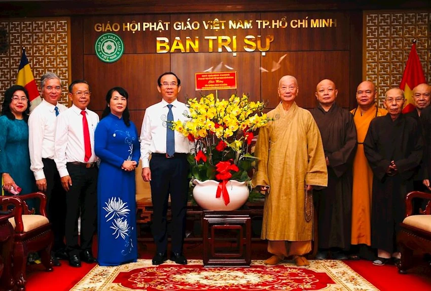 Bí thư Thành ủy TP.HCM Nguyễn Văn Nên chúc mừng Trưởng lão Hòa thượng Thích Trí Quảng Thành ủy, HĐND, UBND TPHCM, Ủy ban MTTQ Việt Nam TP.HCM gửi lẵng hoa chúc mừng Trưởng lão Hòa thượng Thích Trí Quảng. Ảnh: Thanhuytphcm