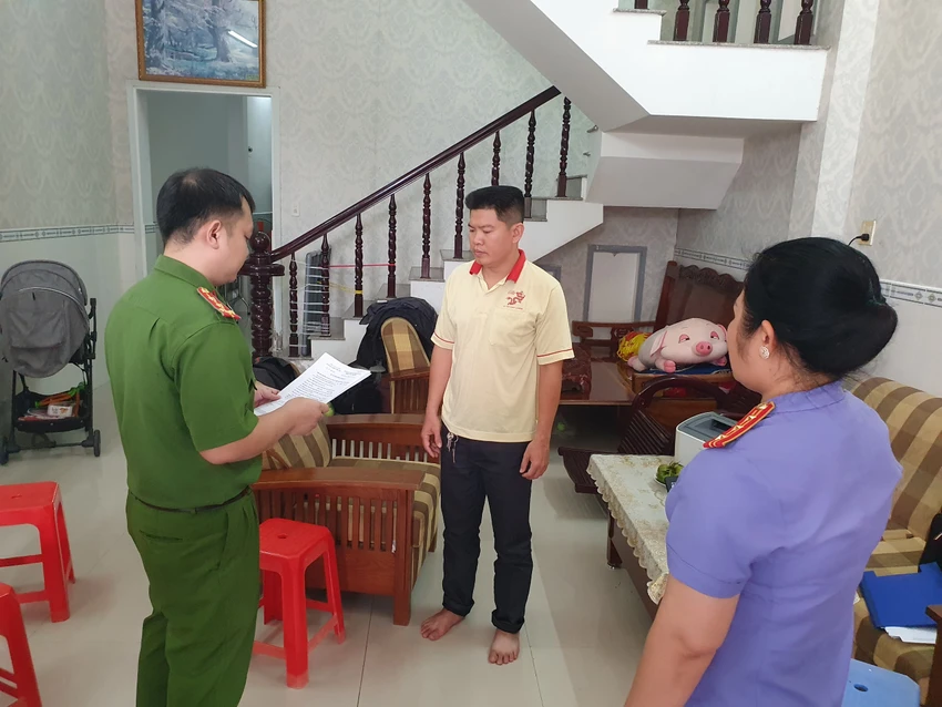 Công an tống đạt quyết định khởi tố bị can, lệnh bắt bị can để tạm giam đối với Châu Ngọc Ý. Ảnh: HẢI DƯƠNG