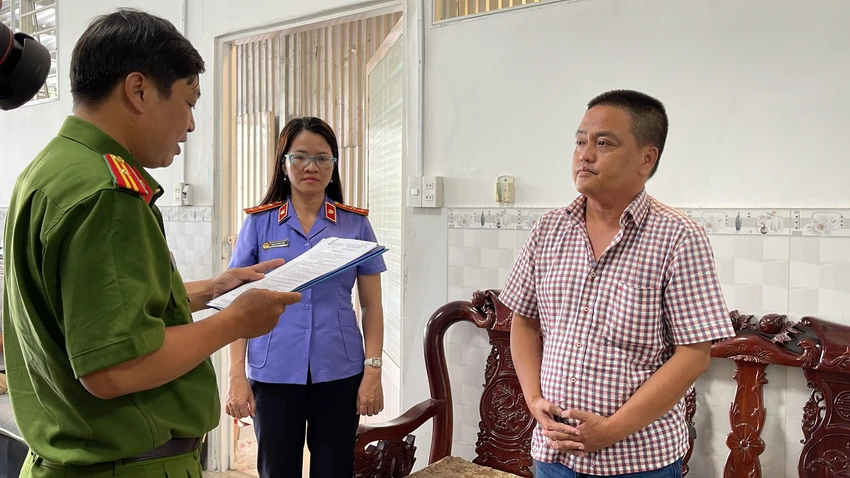 Tống đạt quyết định khởi tố vụ án, khởi tố bị can, lệnh bắt bị can để tạm giam đối với Nguyễn Sỹ Hùng. Ảnh: CHÂU ANH