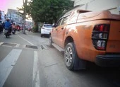 Đậu xe ô tô chiếm vỉa hè, đè nắp hố ga