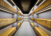 Giá vàng đi xuống: Người tranh thủ mua, kẻ tranh thủ bán