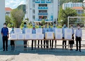 SV Cao đẳng Du lịch Nha Trang kho cá ngừ gửi tặng tuyến đầu chống dịch 