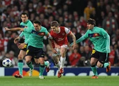 Ngôi sao Arsenal đau lòng khi con trai hỏi: ‘Tại sao không đội bóng nào cần bố?’