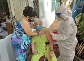 Đội tiêm vaccine lưu động đến nhà dân tiêm cho người cao tuổi 