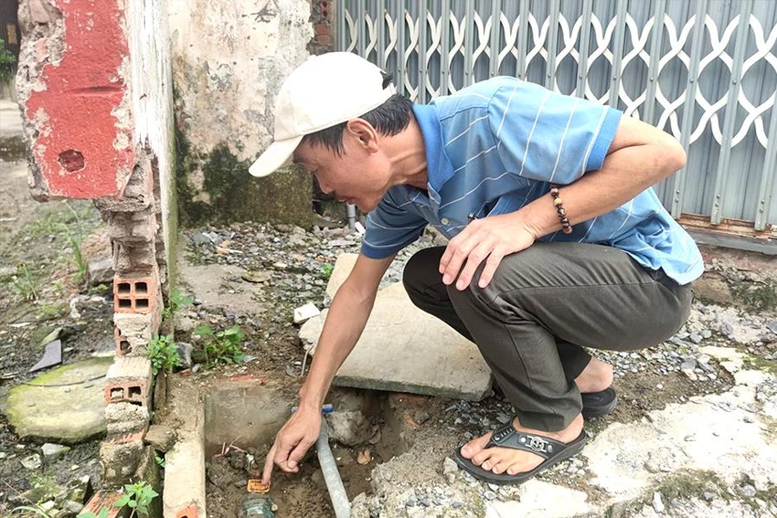 Ông Rau đang xem lại đồng hồ nước nhà mình và không hiểu vì sao tiền nước tháng 9 lại tăng nhiều đến thế. Ảnh: NGUYỄN HIỀN Ông Rau đang xem lại đồng hồ nước nhà mình và không hiểu vì sao tiền nước tháng 9 lại tăng nhiều đến thế. Ảnh: NGUYỄN HIỀN