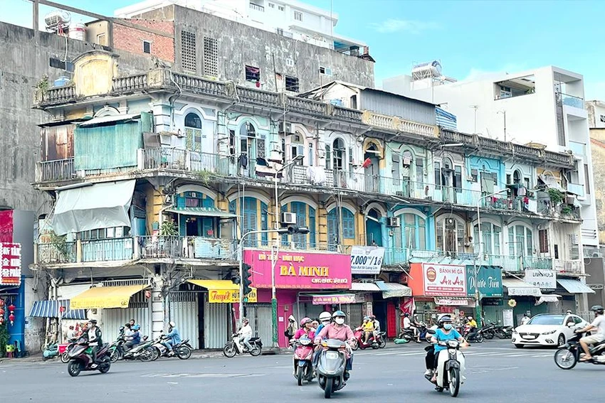 TP.HCM hiện có nhiều chung cư cũ, xuống cấp cần được cải tạo hoặc xây mới. Ảnh: VIỆT HOA TP.HCM hiện có nhiều chung cư cũ, xuống cấp cần được cải tạo hoặc xây mới. Ảnh: VIỆT HOA