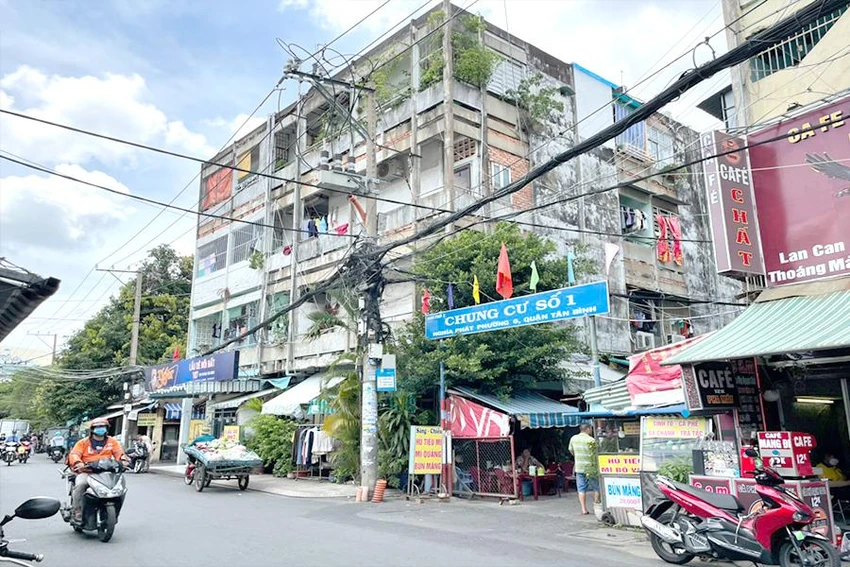 TP.HCM hiện có nhiều chung cư cũ, xuống cấp cần được cải tạo hoặc xây mới. Ảnh: VIỆT HOA TP.HCM hiện có nhiều chung cư cũ, xuống cấp cần được cải tạo hoặc xây mới. Ảnh: VIỆT HOA