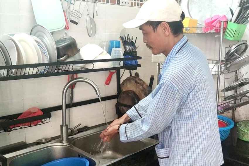 Ông Lại Văn Rao đang chờ kết quả kiểm định đồng hồ nước. Ảnh: NGUYỄN HIỀN Ông Lại Văn Rao đang chờ kết quả kiểm định đồng hồ nước. Ảnh: NGUYỄN HIỀN