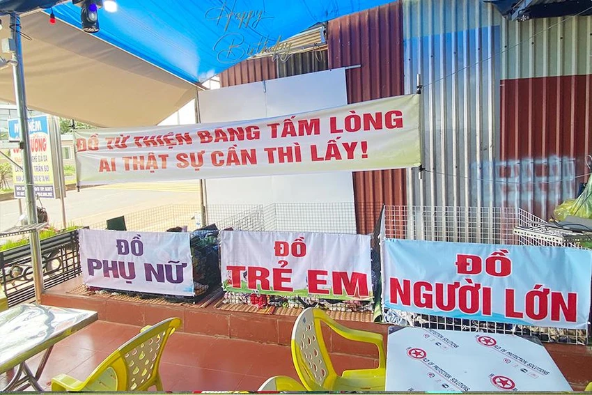 Ngoài bán cơm 0 đồng, anh Dương và bạn còn tổ chức những tủ quần áo từ thiện. Ảnh: Q.NAM Ngoài bán cơm 0 đồng, anh Dương và bạn còn tổ chức những tủ quần áo từ thiện. Ảnh: Q.NAM
