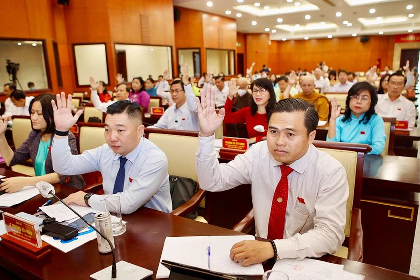 Đại biểu HĐND TP.HCM khóa X biểu quyết thông qua các nghị quyết. Ảnh: NGUYỆT NHI Đại biểu HĐND TP.HCM khóa X biểu quyết thông qua các nghị quyết. Ảnh: NGUYỆT NHI