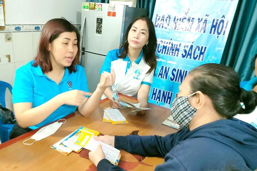 Người dân được nhân viên BHXH tư vấn quyền lợi khi tham gia BHXH tự nguyện, bảo hiểm y tế hộ gia đình. Ảnh: NH Người dân được nhân viên BHXH tư vấn quyền lợi khi tham gia BHXH tự nguyện, bảo hiểm y tế hộ gia đình. Ảnh: NH