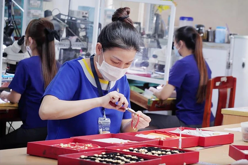 Nữ trang Việt được chế tác tỉ mỉ, công phu, có giá trị thẩm mỹ và ứng dụng cao. Ảnh: THU HÀ Nữ trang Việt được chế tác tỉ mỉ, công phu, có giá trị thẩm mỹ và ứng dụng cao. Ảnh: THU HÀ
