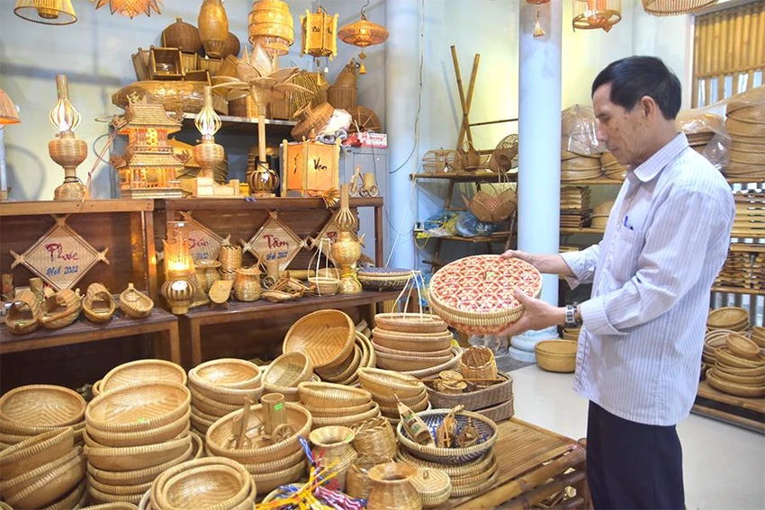Ông Võ Văn Dinh, Giám đốc HTX Mây, tre Bao La, đang kiểm tra sản phẩm. Ảnh: NGUYỄN DO Ông Võ Văn Dinh, Giám đốc HTX Mây, tre Bao La, đang kiểm tra sản phẩm. Ảnh: NGUYỄN DO