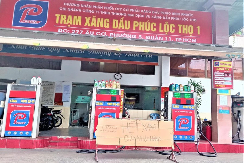 Một cây xăng tại TP.HCM treo bảng hết xăng, chờ nhập hàng. (Ảnh chụp ngày 3-11) Ảnh: TÚ UYÊN Một cây xăng tại TP.HCM treo bảng hết xăng, chờ nhập hàng. (Ảnh chụp ngày 3-11) Ảnh: TÚ UYÊN