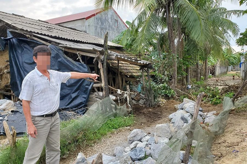 Lối đi chung nối với đường liên thôn của các hộ dân đã bị đổ đá chặn lại. Ảnh: BT Lối đi chung nối với đường liên thôn của các hộ dân đã bị đổ đá chặn lại. Ảnh: BT