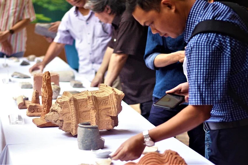 Lần đầu tiên xuất lộ Ngự Đạo thời Lê sơ được lát bằng gạch vuông đỏ cỡ lớn. Ảnh: VIẾT THỊNH Lần đầu tiên xuất lộ Ngự Đạo thời Lê sơ được lát bằng gạch vuông đỏ cỡ lớn. Ảnh: VIẾT THỊNH