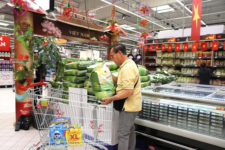 Cần kiểm soát gạo nhập khẩu để giữ uy tín gạo xuất khẩu của Việt Nam trên thị trường quốc tế. Trong ảnh: Gạo Việt được người tiêu dùng chọn mua tại một siêu thị ở Pháp. Ảnh: QH Cần kiểm soát gạo nhập khẩu để giữ uy tín gạo xuất khẩu của Việt Nam trên thị trường quốc tế. Trong ảnh: Gạo Việt được người tiêu dùng chọn mua tại một siêu thị ở Pháp. Ảnh: QH