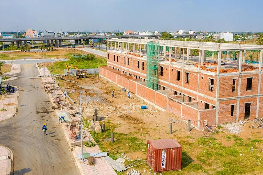 Thị trường bất động sản gặp khó sẽ ảnh hưởng dây chuyền đến thanh khoản của nhiều ngành. Ảnh minh họa: Q.HUY
