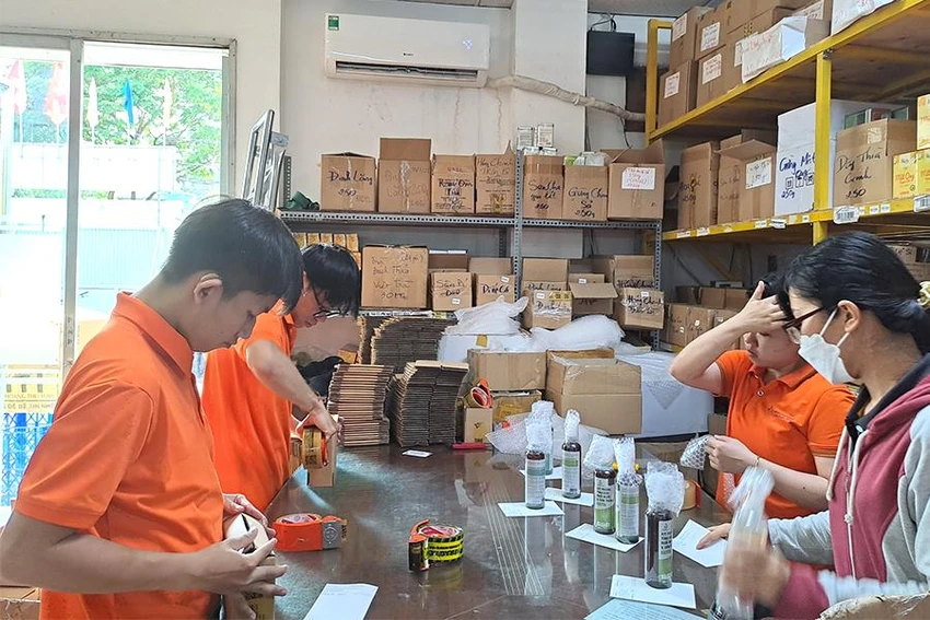Các đơn vị kinh doanh trên sàn thương mại điện tử phải khai báo thông tin để tiện cho việc thu thuế. Ảnh: THU HÀ Các đơn vị kinh doanh trên sàn thương mại điện tử phải khai báo thông tin để tiện cho việc thu thuế. Ảnh: THU HÀ