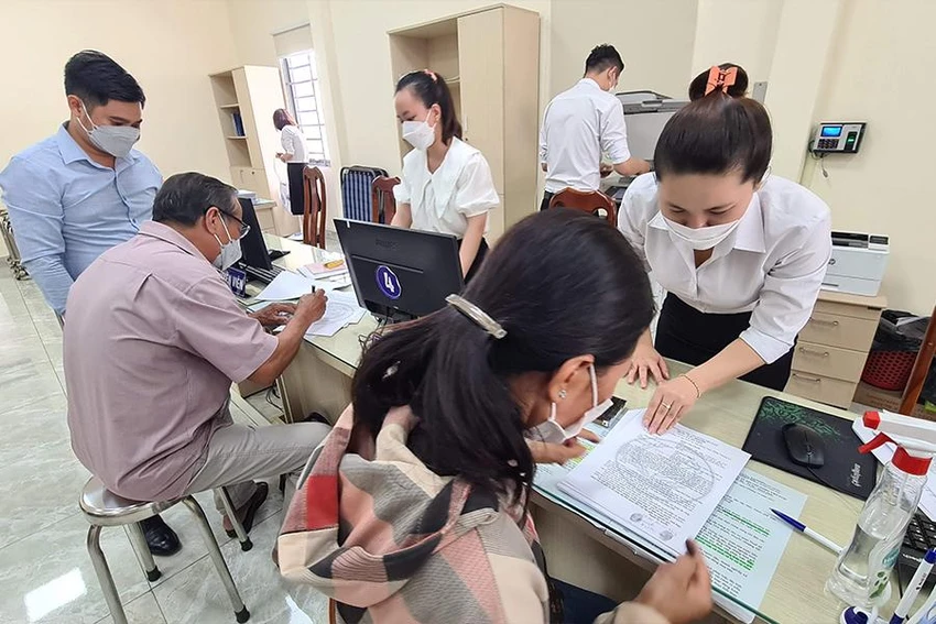 Người dân đến làm thủ tục công chứng sang tên nhà đất không đông như trước. Ảnh: LÊ ÁNH Người dân đến làm thủ tục công chứng sang tên nhà đất không đông như trước. Ảnh: LÊ ÁNH