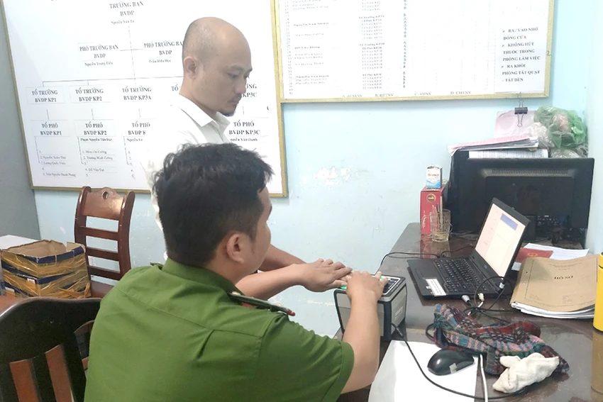 Người dân đang làm CCCD gắn chip tại Công an phường Thạnh Lộc, quận 12, TP.HCM. Ảnh: NGUYỄN HIỀN Người dân đang làm CCCD gắn chip tại Công an phường Thạnh Lộc, quận 12, TP.HCM. Ảnh: NGUYỄN HIỀN