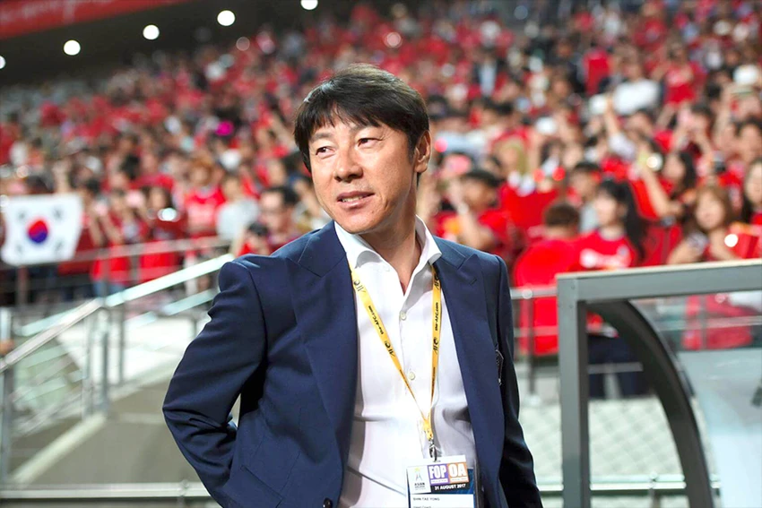 HLV Shin Tae-yong lo ngại các học trò bị trừng phạt chơi trên sân không có khán giả. Ảnh: ANH PHƯƠNG HLV Shin Tae-yong lo ngại các học trò bị trừng phạt chơi trên sân không có khán giả. Ảnh: ANH PHƯƠNG