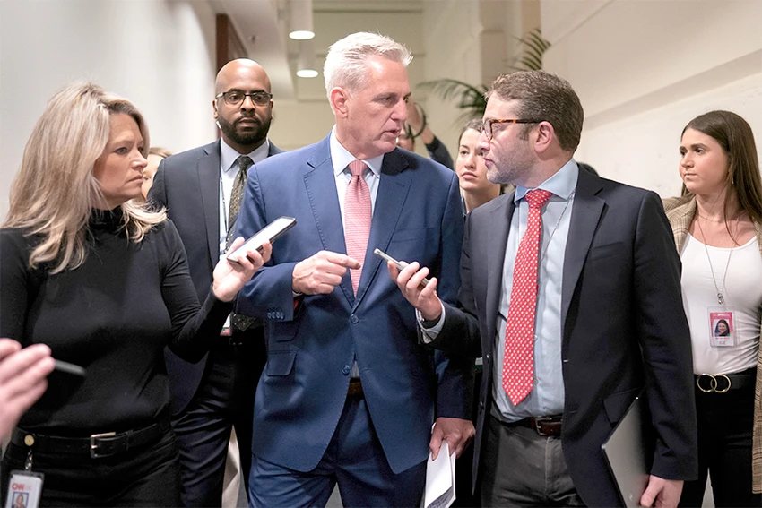 Nghị sĩ Kevin McCarthy chuẩn bị họp riêng với một số thành viên đảng Cộng hòa ngày 4-1. Ảnh: AP Nghị sĩ Kevin McCarthy chuẩn bị họp riêng với một số thành viên đảng Cộng hòa ngày 4-1. Ảnh: AP
