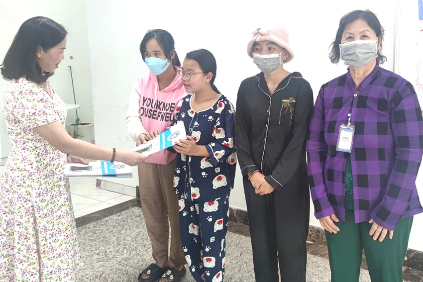 Đại diện cơ quan BHXH TP.HCM tặng quà tết cho bệnh nhân nghèo ở BV Nhi đồng TP.HCM. Ảnh: NGUYỄN HIỀN