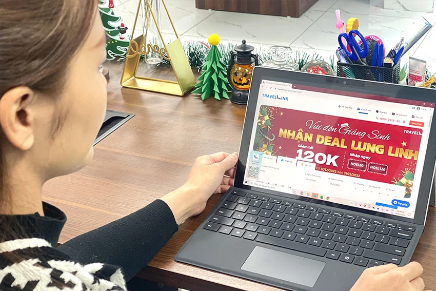 Khách hàng đã quá quen thuộc với việc tìm hiểu các tour du lịch qua website. Ảnh: T.UYÊN Khách hàng đã quá quen thuộc với việc tìm hiểu các tour du lịch qua website. Ảnh: T.UYÊN