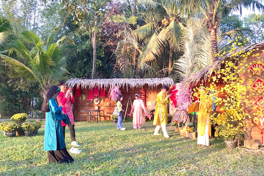 Khách du lịch tham quan Bảo tàng Áo dài tại quận 9, TP.HCM. Ảnh: T.UYÊN Khách du lịch tham quan Bảo tàng Áo dài tại quận 9, TP.HCM. Ảnh: T.UYÊN