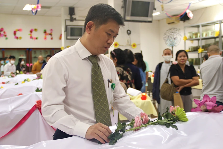 Hiệu trưởng Nguyễn Thanh Hiệp đặt đóa hoa tri ân người đã hiến xác cho khoa học. Ảnh: THẢO PHƯƠNG Hiệu trưởng Nguyễn Thanh Hiệp đặt đóa hoa tri ân người đã hiến xác cho khoa học. Ảnh: THẢO PHƯƠNG
