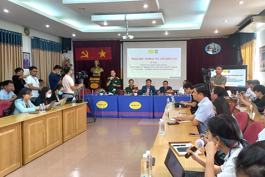 Trường ĐH Ngoại ngữ - Tin học TP.HCM đã phối hợp với Trường Quân sự Quân khu 7 và các đơn vị liên quan tổ chức họp báo thông tin về vụ việc.Ảnh: PHẠM ANH
