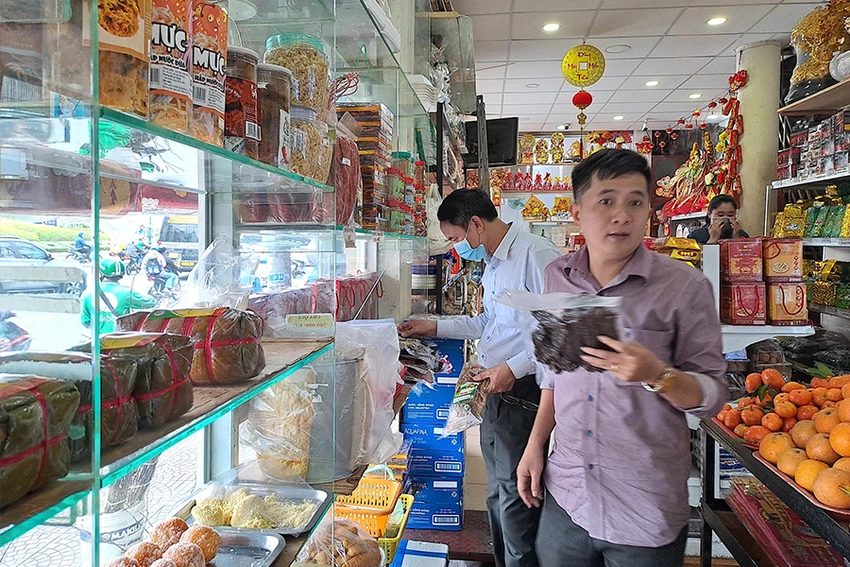Khách hàng tại TP.HCM đang mua đặc sản dịp tết Nguyên đán 2023. Ảnh: QUANG HUY Khách hàng tại TP.HCM đang mua đặc sản dịp tết Nguyên đán 2023. Ảnh: QUANG HUY