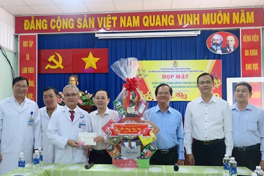 Phó Bí thư Thành ủy TP.HCM Nguyễn Văn Hiếu thăm, tặng quà, chúc tết tại BV đa khoa huyện Hóc Môn. Ảnh: Thanhuytphcm Phó Bí thư Thành ủy TP.HCM Nguyễn Văn Hiếu thăm, tặng quà, chúc tết tại BV đa khoa huyện Hóc Môn. Ảnh: Thanhuytphcm