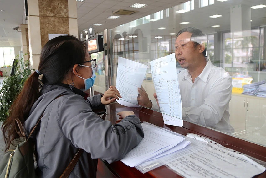 Người dân làm thủ tục thuế tại Cục Thuế TP.HCM. Ảnh: HOÀNG GIANG