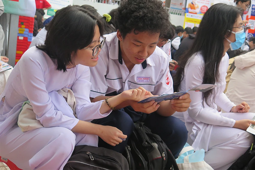 Thí sinh tìm hiểu thông tin tuyển sinh ĐH-CĐ năm 2023 tại TP.HCM. Ảnh: P.ANH Thí sinh tìm hiểu thông tin tuyển sinh ĐH-CĐ năm 2023 tại TP.HCM. Ảnh: P.ANH