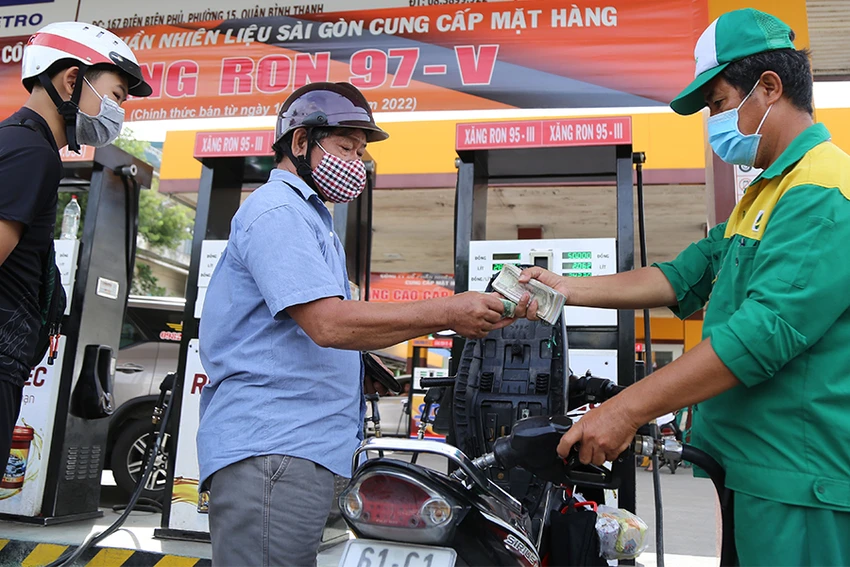 Các đơn vị bán lẻ xăng dầu kỳ vọng có quy định mức chiết khấu cố định phù hợp để họ đủ khả năng hoạt động. Ảnh: HOÀNG GIANG