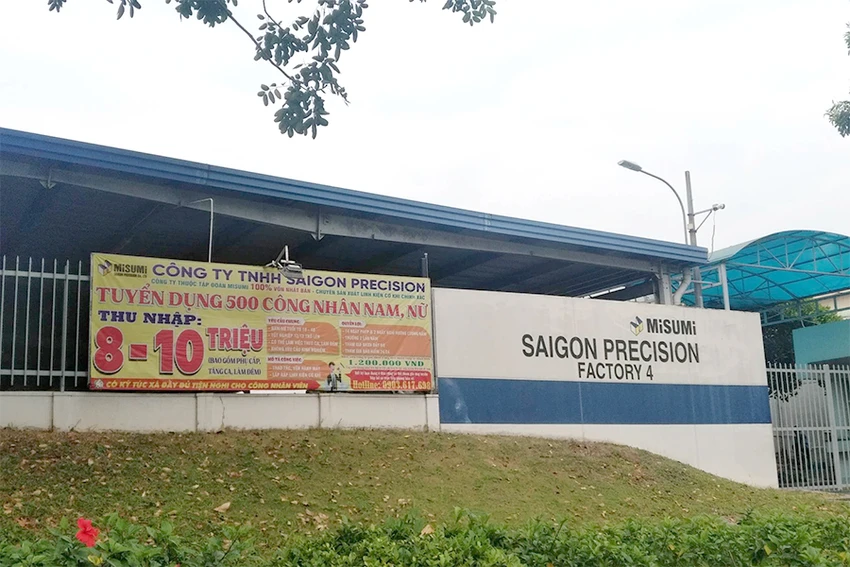 Công ty TNHH SaiGon Precision vẫn để bảng thông báo tuyển dụng từ trước tết nhưng đìu hiu người đến xem. Ảnh: P.ĐIỀN Công ty TNHH SaiGon Precision vẫn để bảng thông báo tuyển dụng từ trước tết nhưng đìu hiu người đến xem. Ảnh: P.ĐIỀN