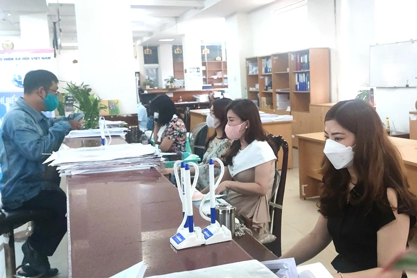 Người lao động đến cơ quan BHXH TP.HCM để làm các thủ tục liên quan đến BHXH. Ảnh: NGUYỄN HIỀN Người lao động đến cơ quan BHXH TP.HCM để làm các thủ tục liên quan đến BHXH. Ảnh: NGUYỄN HIỀN