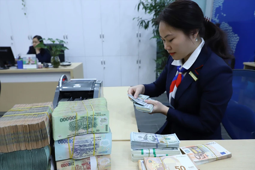 Tỉ giá VND/USD biến động không nhiều dù Mỹ vừa tăng thêm lãi suất. Ảnh: TL Tỉ giá VND/USD biến động không nhiều dù Mỹ vừa tăng thêm lãi suất. Ảnh: TL