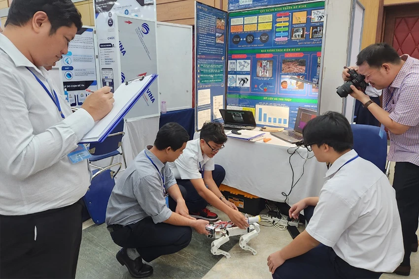 Sản phẩm robot cứu hộ của học sinh Trường THPT chuyên Lê Hồng Phong gây chú ý. Ảnh: NGUYỄN QUYÊN Sản phẩm robot cứu hộ của học sinh Trường THPT chuyên Lê Hồng Phong gây chú ý. Ảnh: NGUYỄN QUYÊN