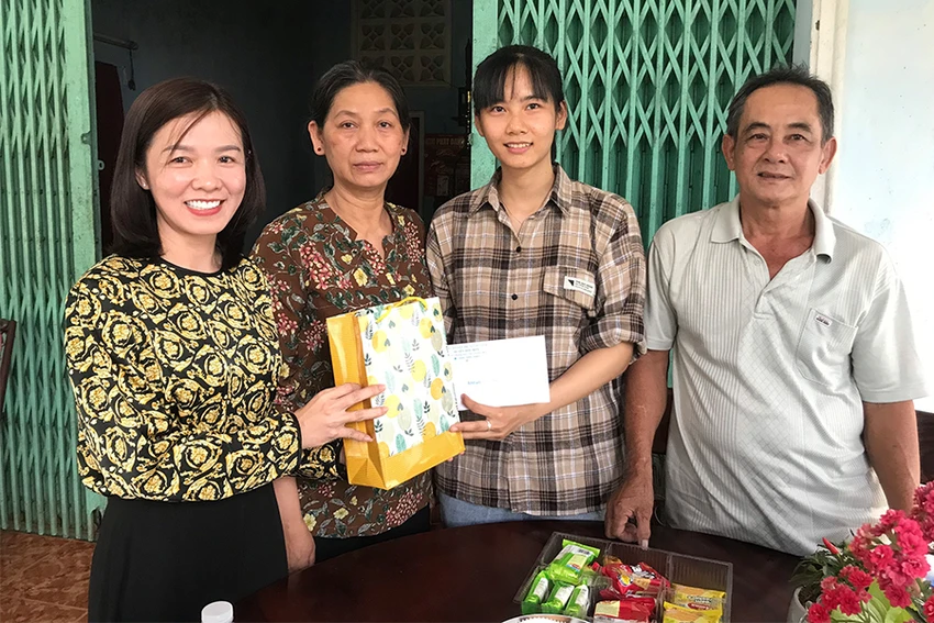 Hội Phụ nữ xã Xuân Thới Đông, huyện Hóc Môn đến thăm, động viên gia đình em Nguyễn Trang Hương Trúc trước ngày nhập ngũ. Ảnh: HT Hội Phụ nữ xã Xuân Thới Đông, huyện Hóc Môn đến thăm, động viên gia đình em Nguyễn Trang Hương Trúc trước ngày nhập ngũ. Ảnh: HT
