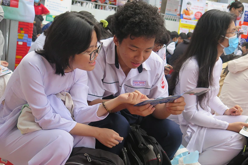 Học sinh Trường THPT Gia Định (TP.HCM) tìm hiểu và đặt câu hỏi với các trường đại học tại một ngày hội tư vấn tuyển sinh. Ảnh: P.ANH Học sinh Trường THPT Gia Định (TP.HCM) tìm hiểu và đặt câu hỏi với các trường đại học tại một ngày hội tư vấn tuyển sinh. Ảnh: P.ANH