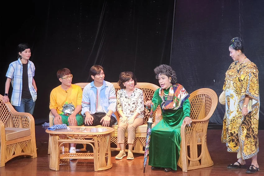 NSƯT Ngọc Trinh, Quang Thảo, Hòa Hiệp… trong vở Bất ngờ chưa bà già? Ảnh: VĂN HÀ NSƯT Ngọc Trinh, Quang Thảo, Hòa Hiệp… trong vở Bất ngờ chưa bà già? Ảnh: VĂN HÀ