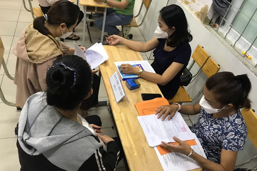 Phụ huynh Trường Tiểu học Lê Văn Thọ, quận Gò Vấp đến nộp hồ sơ nhập học vào lớp 1 cho con năm học 2022-2023. Ảnh: NGUYỄN QUYÊN Phụ huynh Trường Tiểu học Lê Văn Thọ, quận Gò Vấp đến nộp hồ sơ nhập học vào lớp 1 cho con năm học 2022-2023. Ảnh: NGUYỄN QUYÊN