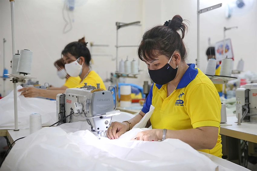 Các doanh nghiệp kỳ vọng lãi suất cho vay sẽ giảm để giảm bớt khó khăn và hỗ trợ tăng trưởng. Ảnh: HOÀNG GIANG Các doanh nghiệp kỳ vọng lãi suất cho vay sẽ giảm để giảm bớt khó khăn và hỗ trợ tăng trưởng. Ảnh: HOÀNG GIANG